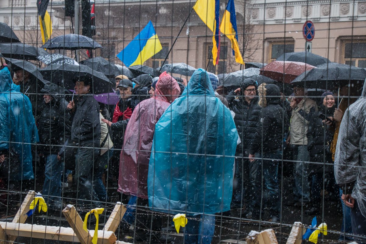 Активисты также требуют принятия закона об антикоррупционном суде 