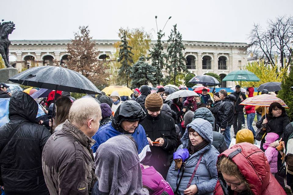 Из-за плохой погоды торжественное шествие до Почтовой площади отменили
