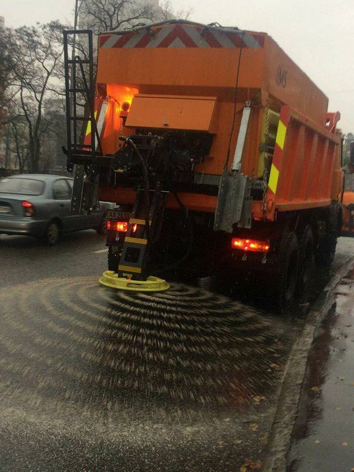 И-за выпавшего снега, коммунальщики посыпают дороги солью
