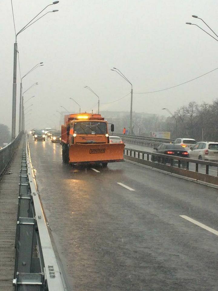 12 ноября на улицы Киева выехали 65 единиц спецтехники