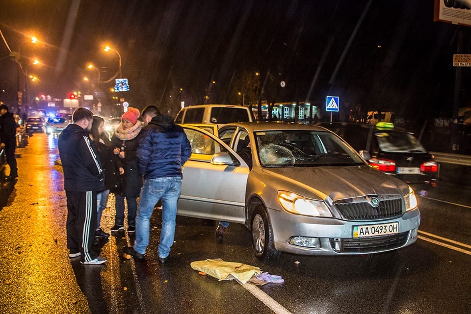 В Киеве на Минском проспекте сбили пешехода В Киеве на Минском проспекте сбили пешехода
