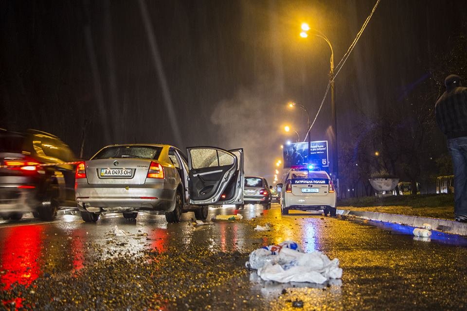 Женщина переходила дорогу на пешеходном переходе Женщина переходила дорогу на пешеходном переходе
