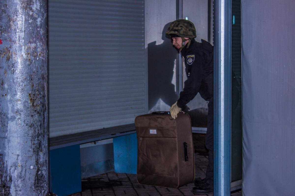 Правоохранители выясняют, что не так с оставленным на остановке чемоданомм Правоохранители выясняют, что не так с оставленным на остановке чемоданомм