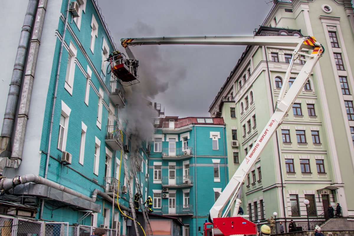 Масштабный пожар на пересечении улиц Владимирской и Жилянской Масштабный пожар на пересечении улиц Владимирской и Жилянской