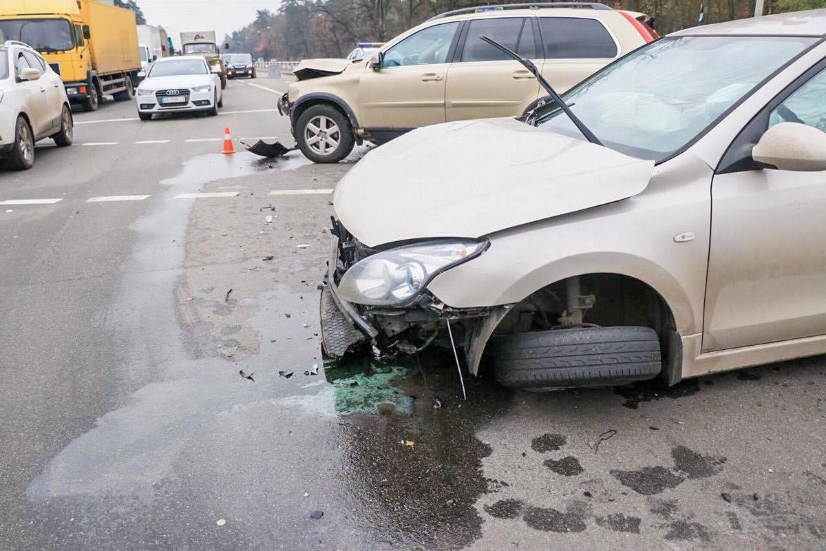 От удара иномарку отбросило не несколько метров от места столкновения От удара иномарку отбросило не несколько метров от места столкновения