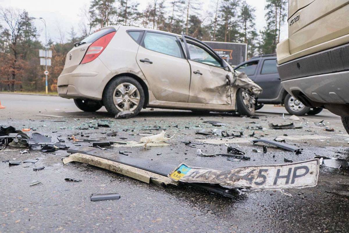 От удара у одной из машин отлетел номерной знак От удара у одной из машин отлетел номерной знак