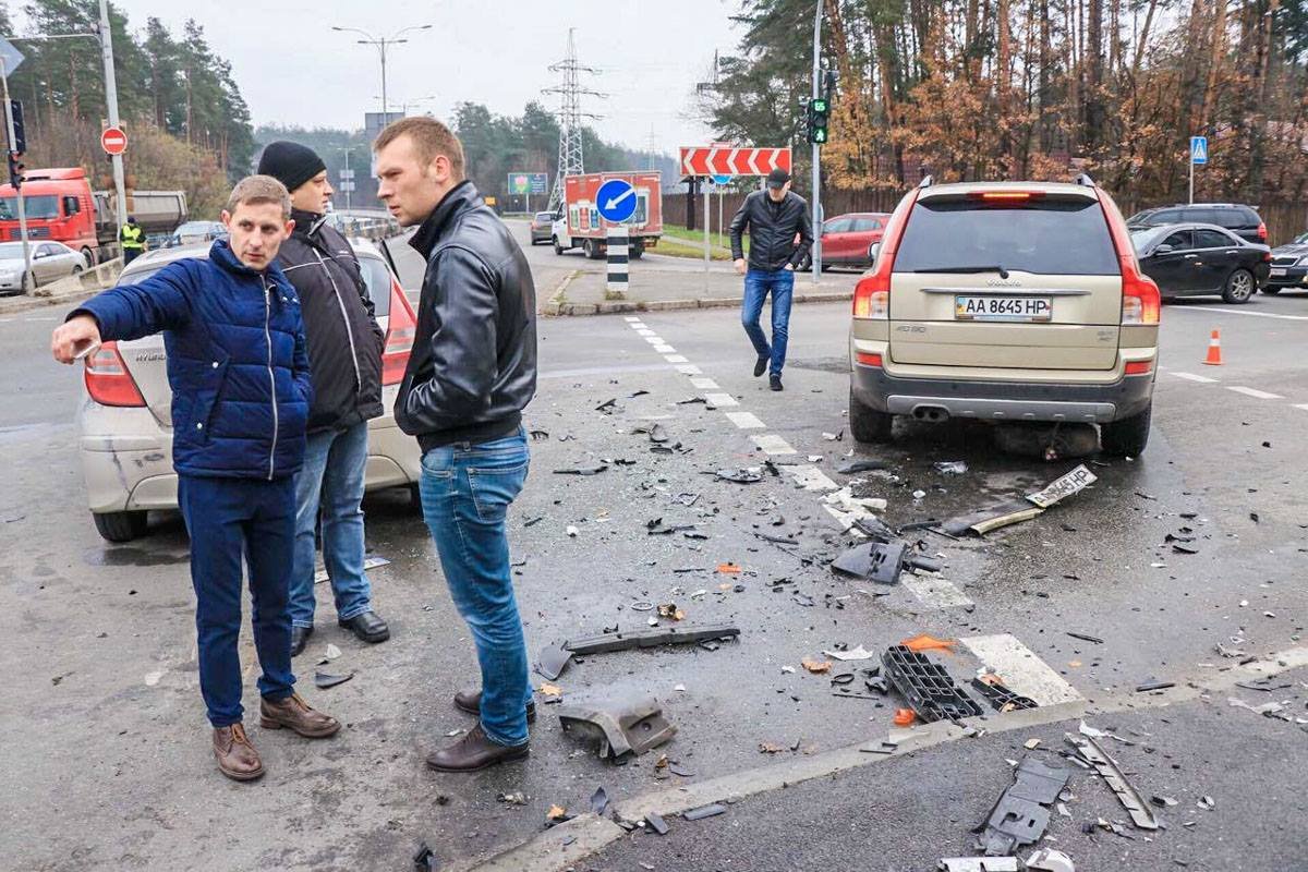 Оба водителя утверждают что не нарушали ПДД Оба водителя утверждают что не нарушали ПДД