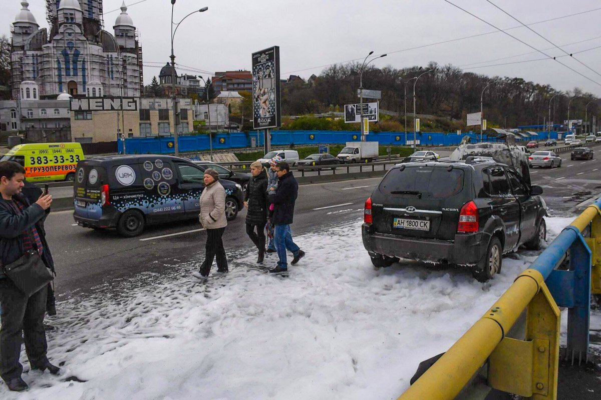 На Бульваре Дружбы загорелся внедорожник На Бульваре Дружбы загорелся внедорожник