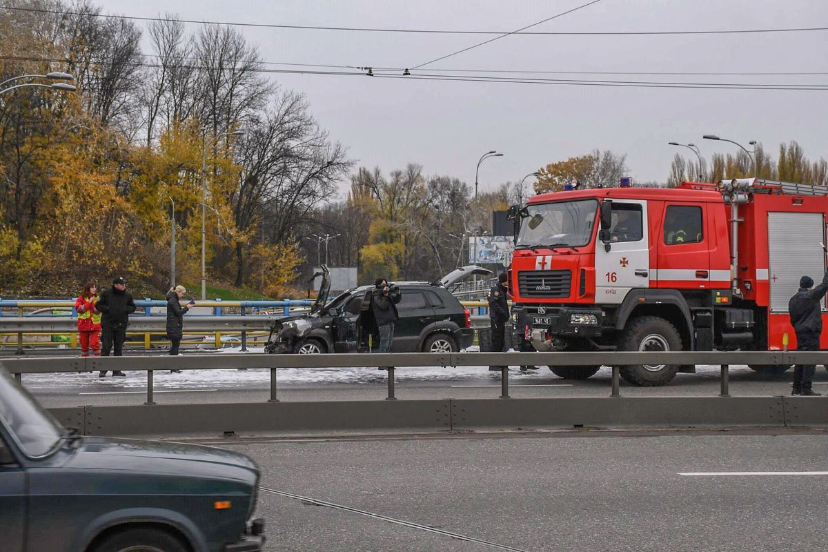 На место прибыли две пожарные машины На место прибыли две пожарные машины