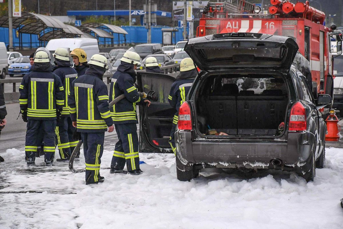 В момент пожара в авто находилась жена и дочь ее владельца. Они вовремя успели выбежать из загоревшейся машины В момент пожара в авто находилась жена и дочь ее владельца. Они вовремя успели выбежать из загоревшейся машины