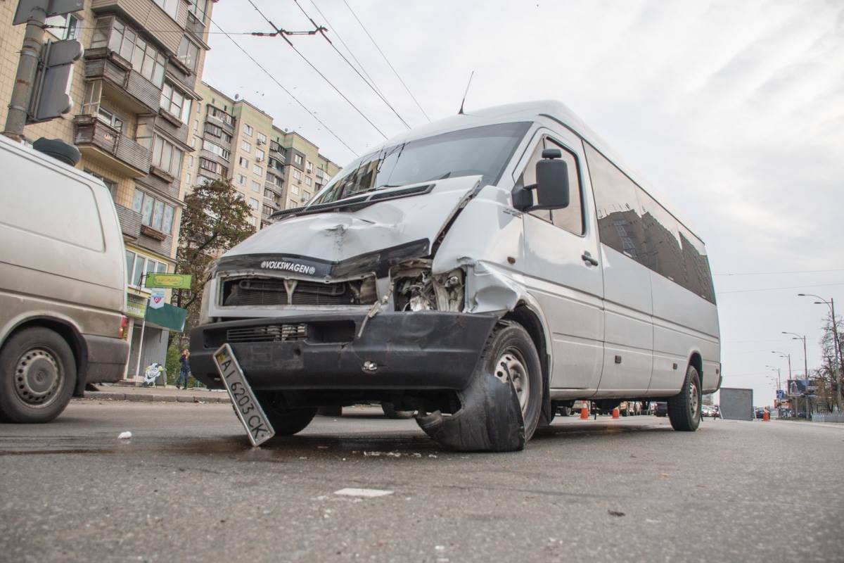 На Голосеевском проспекте 83-летний мужчина переходил через дорогу в неположенном месте