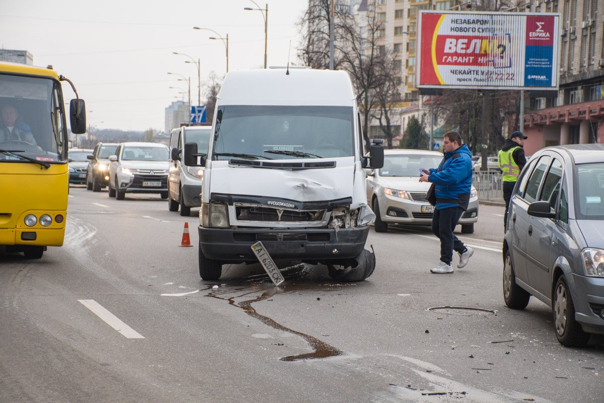Машины резко остановились, чтобы пропустить дедушку