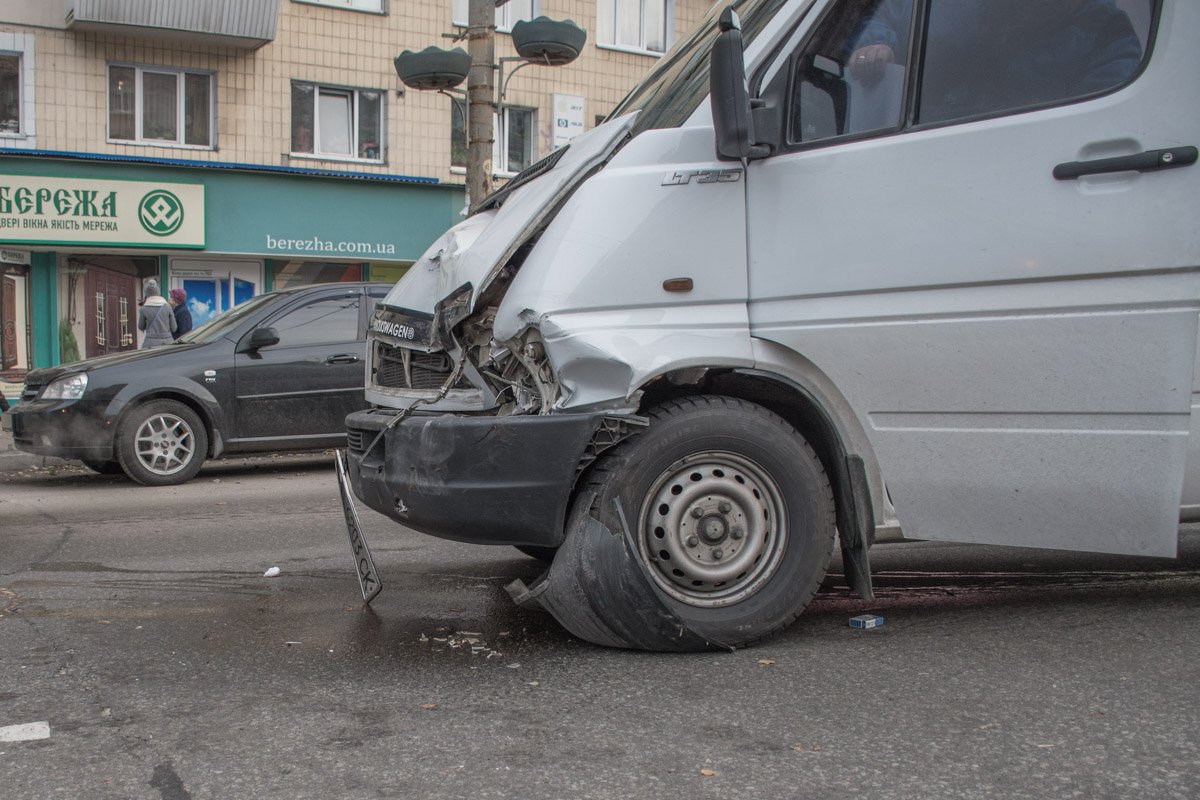 Volkswagen LT не успел во время остановится и толкнул Dodge
