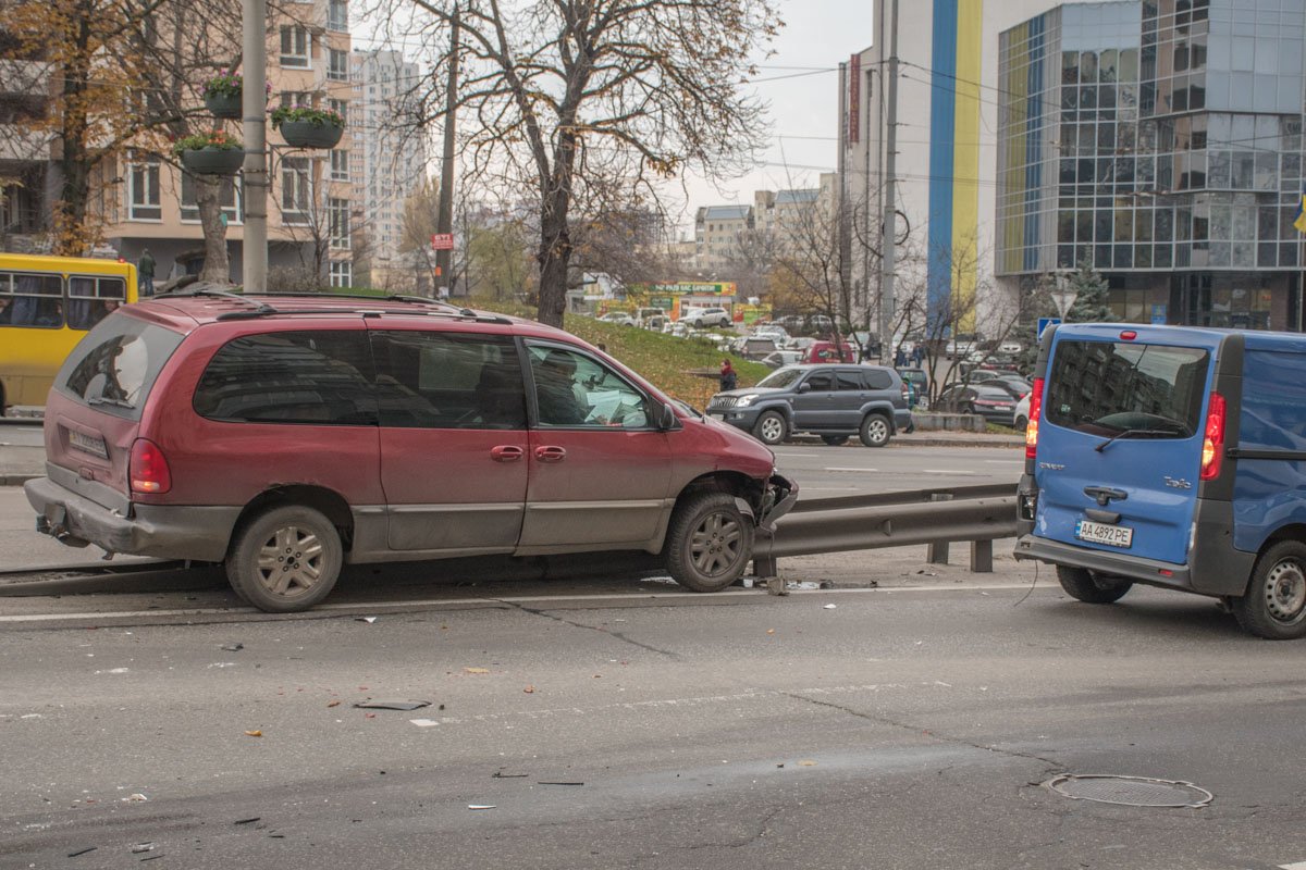 От удара Dodje отнесло на Renault Traffic 