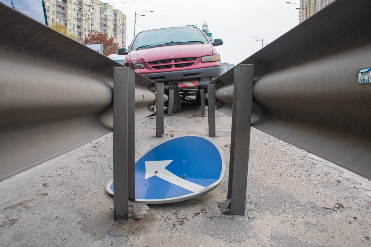 Сам Dodge заехал на отбойник