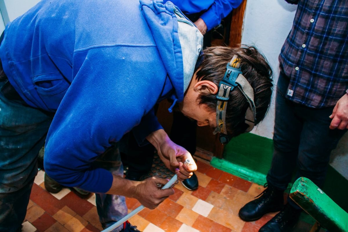 Для спасения котана применили гибкую трубку с петлей Для спасения котана применили гибкую трубку с петлей