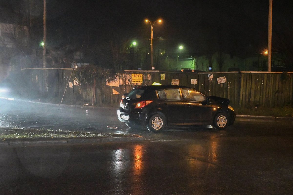 Nissan от удара с Mitsubishi, в который врезалась Mazda, откинуло метров на 20 Nissan от удара с Mitsubishi, в который врезалась Mazda, откинуло метров на 20