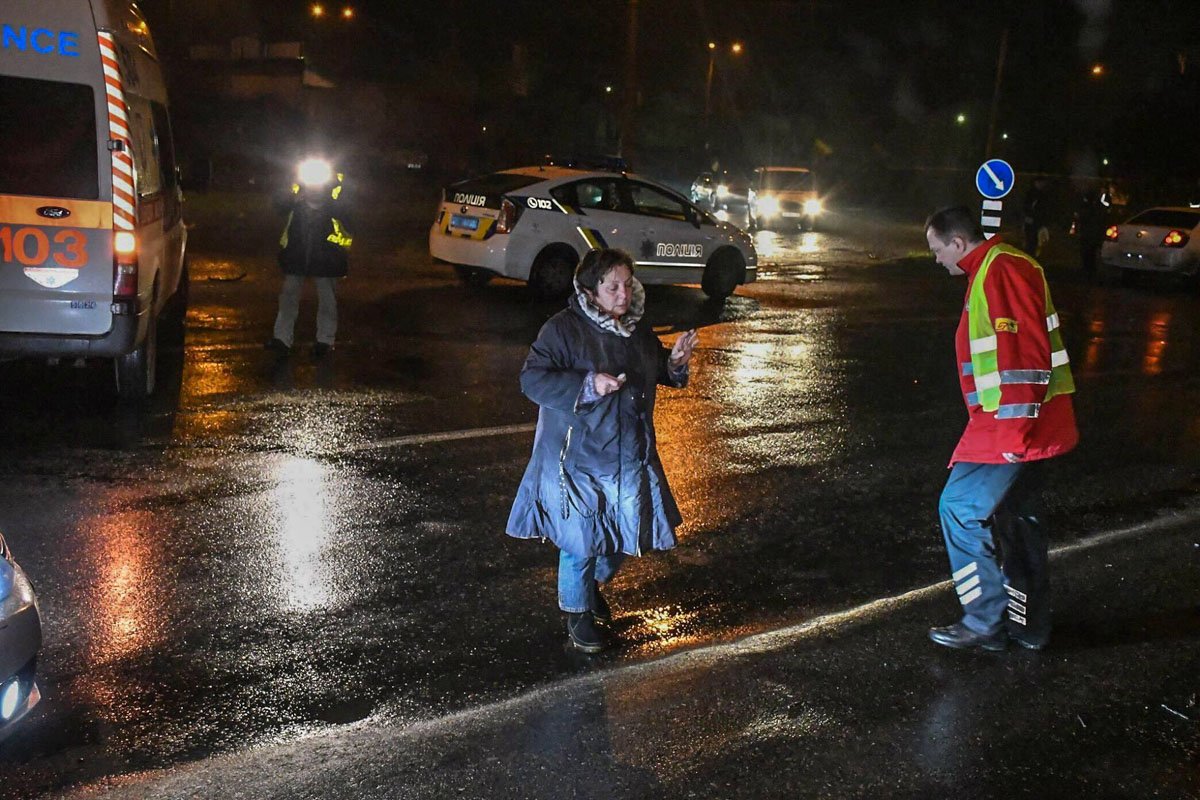 На месте аварии работают несколько экипажей полиции и скорых На месте аварии работают несколько экипажей полиции и скорых