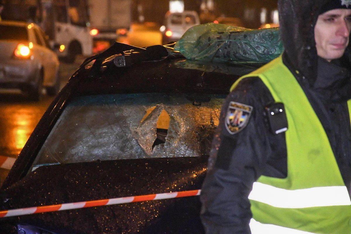 Патрульные работают на месте смертельного ДТП Патрульные работают на месте смертельного ДТП