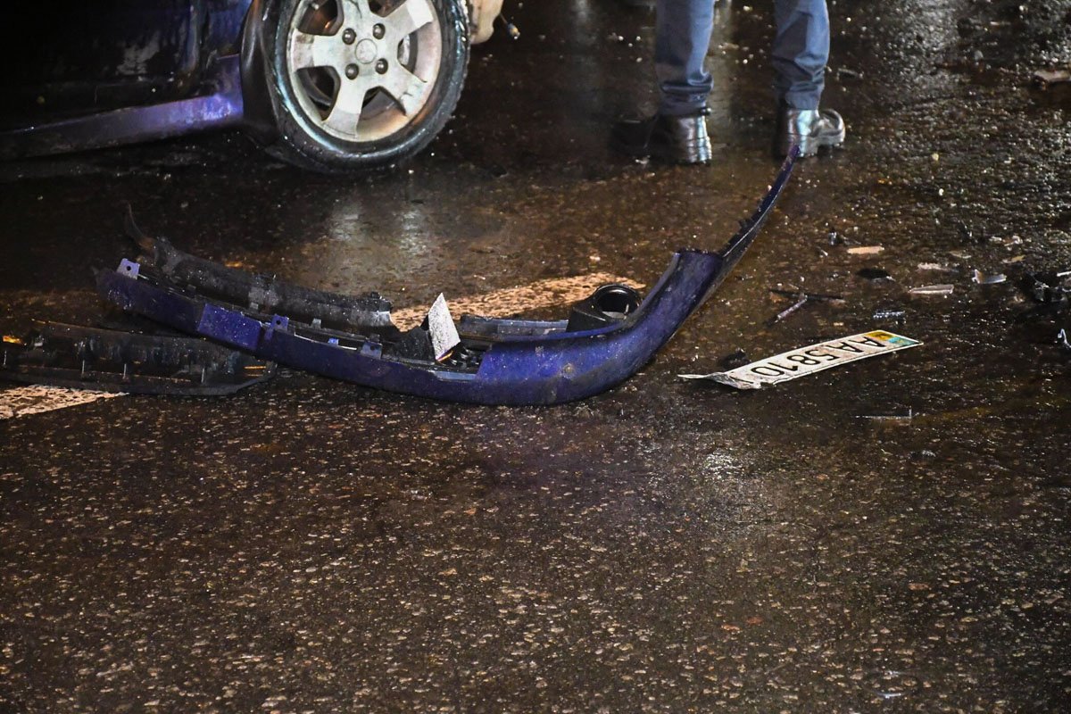 На дороге видны части автомобилей На дороге видны части автомобилей