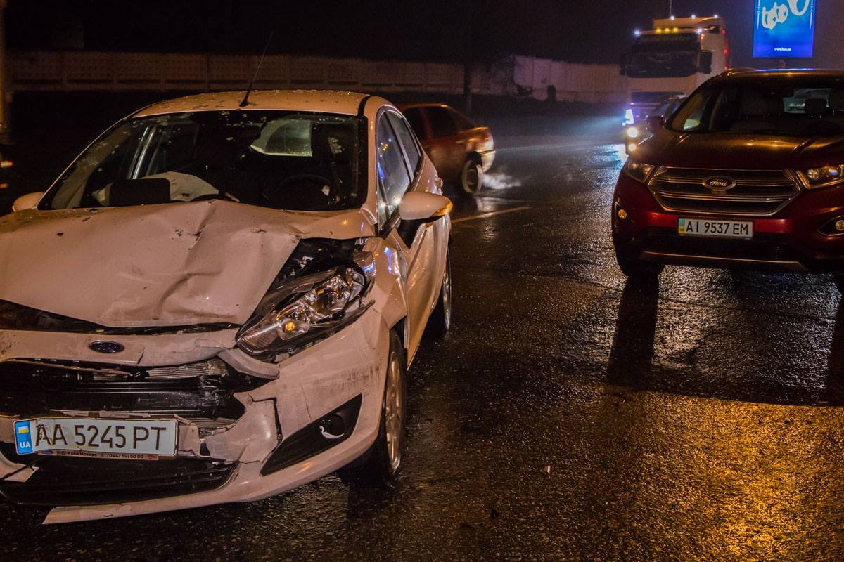 От столкновения у FORD Fiesta разбита передняя часть кузова От столкновения у FORD Fiesta разбита передняя часть кузова