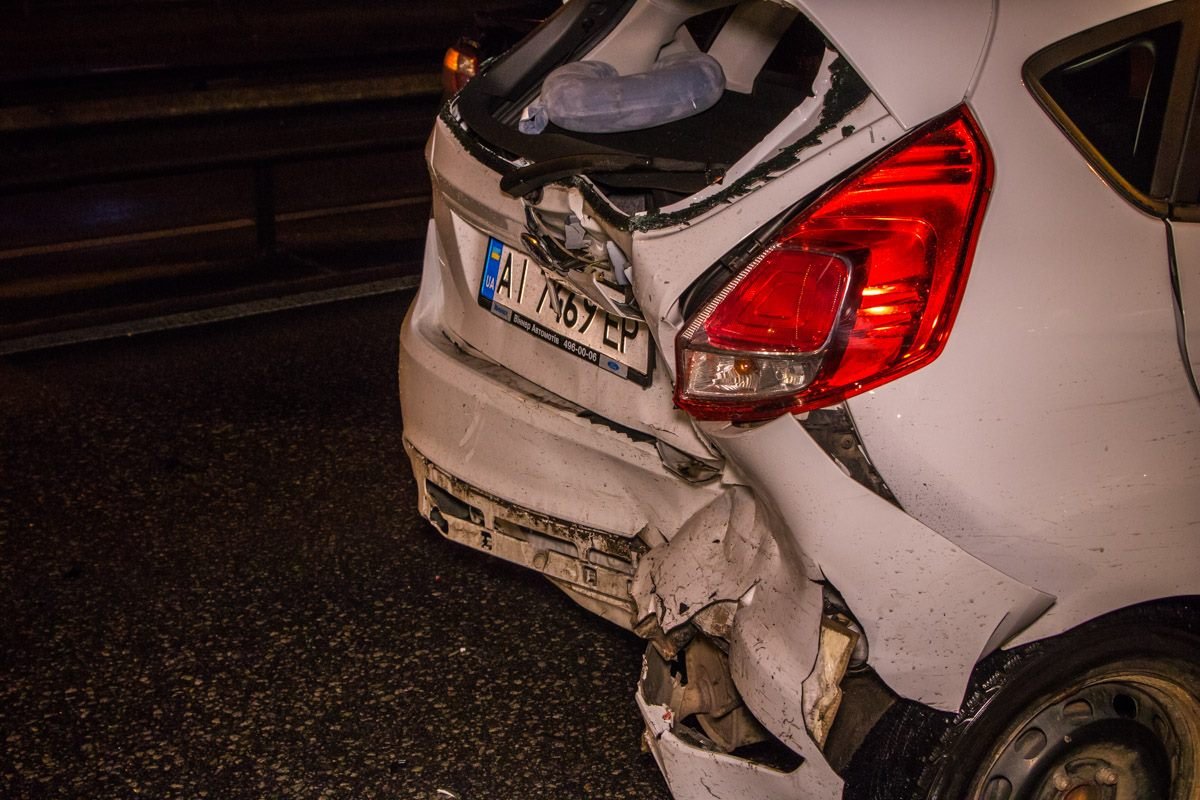 Первому FORD Fiesta тоже досталось уже после столкновения Первому FORD Fiesta тоже досталось уже после столкновения