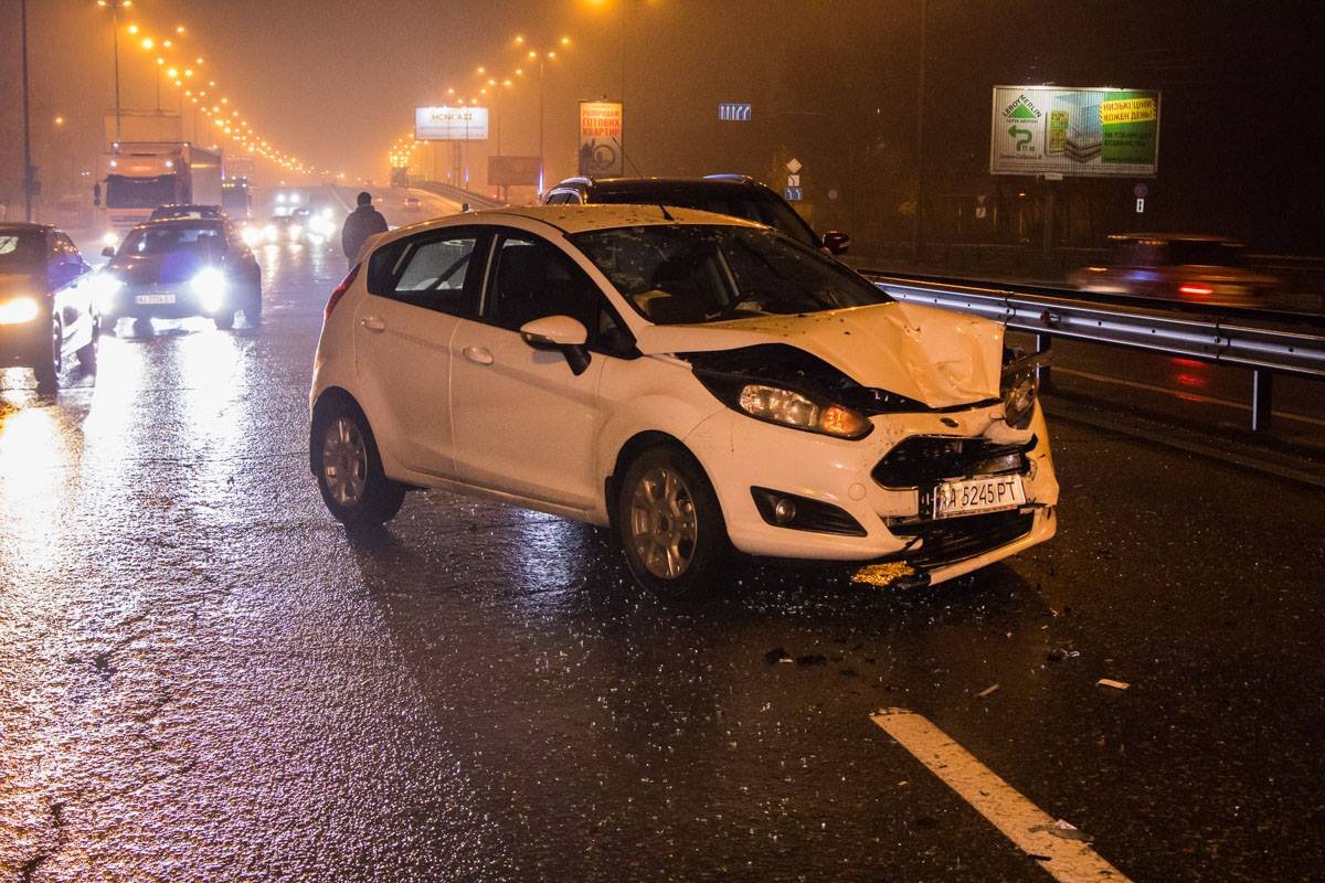 Осколками разбитого стекла от столкновения усыпано место аварии Осколками разбитого стекла от столкновения усыпано место аварии