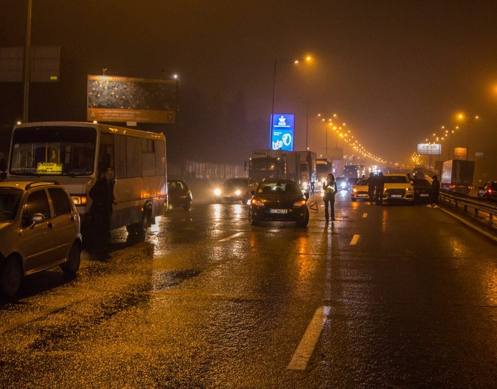 Водители, попавшие в ДТП, до приезда полиции пытаются организовать движение транспорта на данном участке дороги Водители, попавшие в ДТП, до приезда полиции пытаются организовать движение транспорта на данном участке дороги
