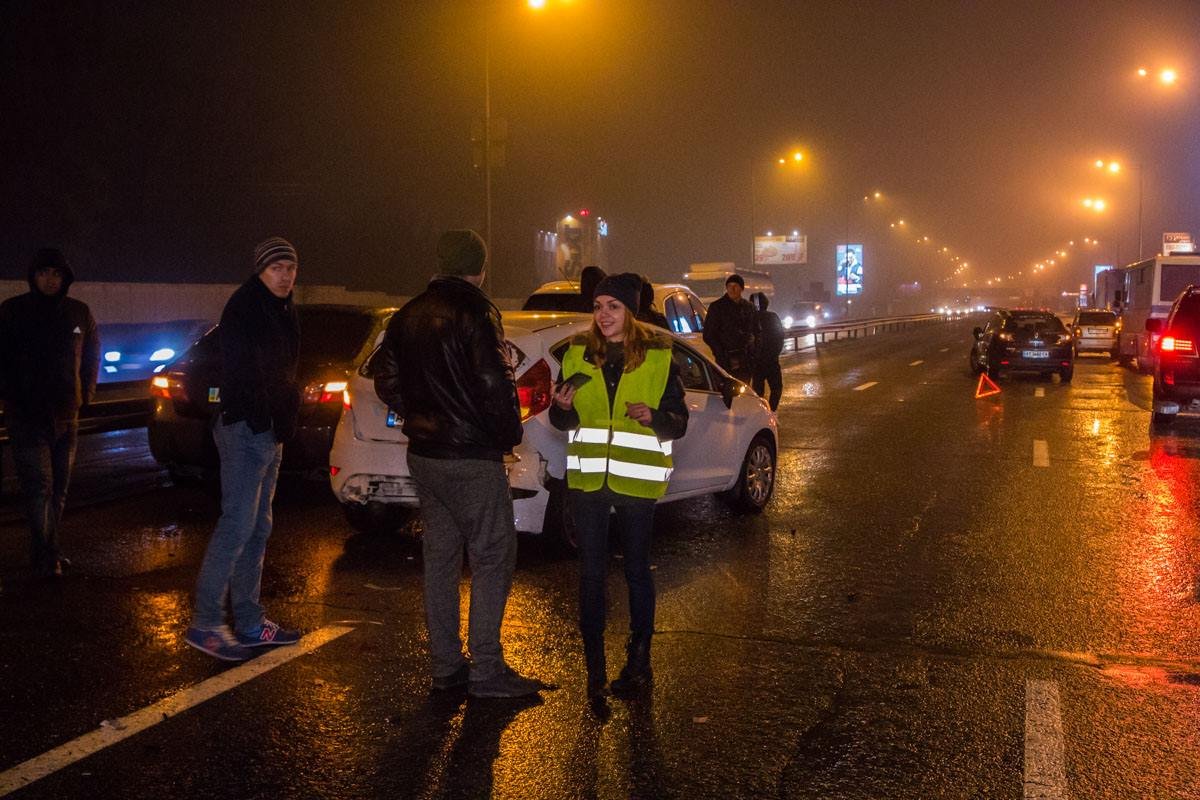 Водители дожидаются приезда патрульных Водители дожидаются приезда патрульных