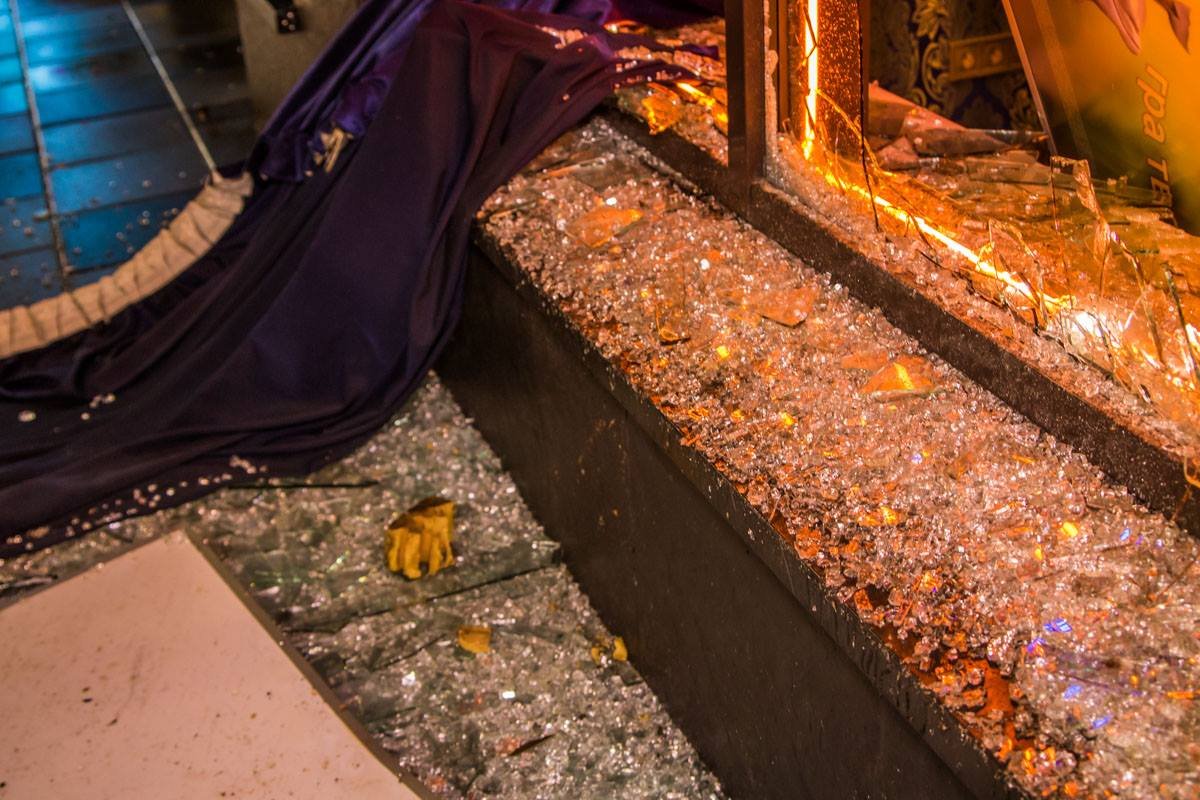 Рядом с заведением много битого стекла и разбросаны камни Рядом с заведением много битого стекла и разбросаны камни