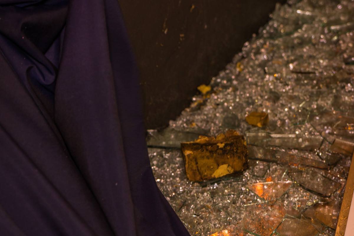 В самом заведении лежат камни, которыми и разбили витрины В самом заведении лежат камни, которыми и разбили витрины