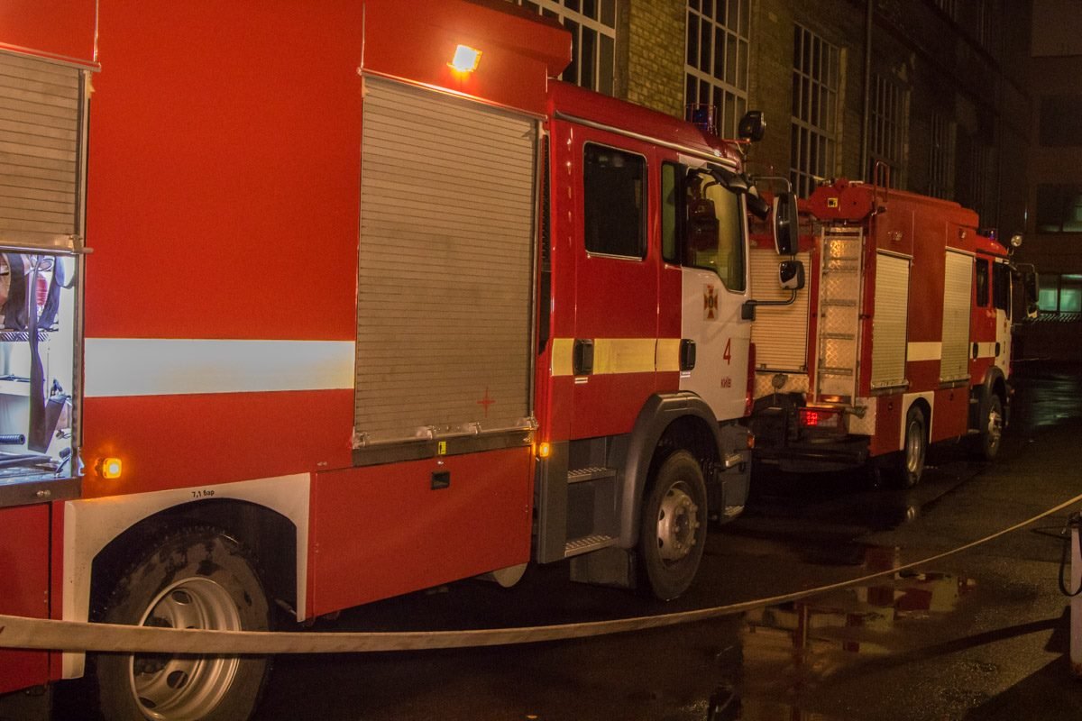 К месту задымления прибыло несколько пожарных машин