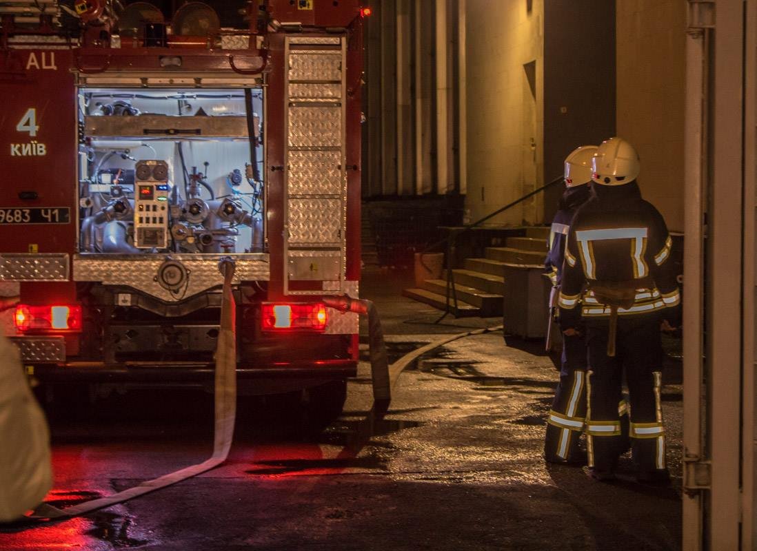 Одна из них находилась прямо возле входа в помещение - к ней были подключены пожарные рукава