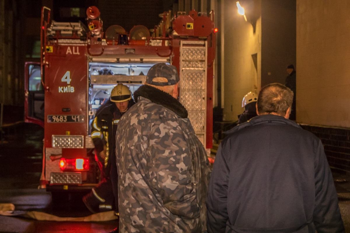 Возле входа в здание института была выставлена охрана - пускали внутрь только пожарных