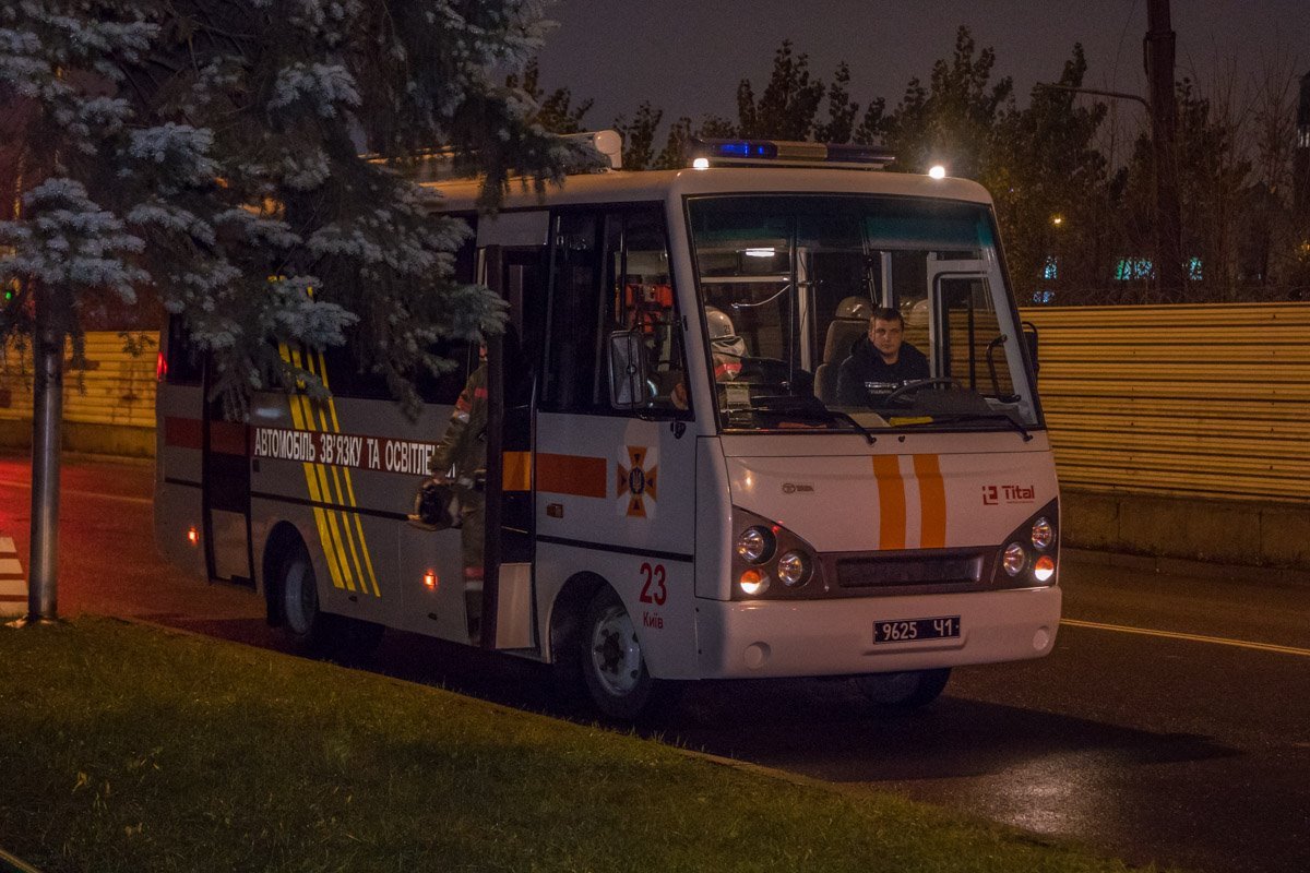 К центральному корпусу вуза прибыло 6 пожарных машин