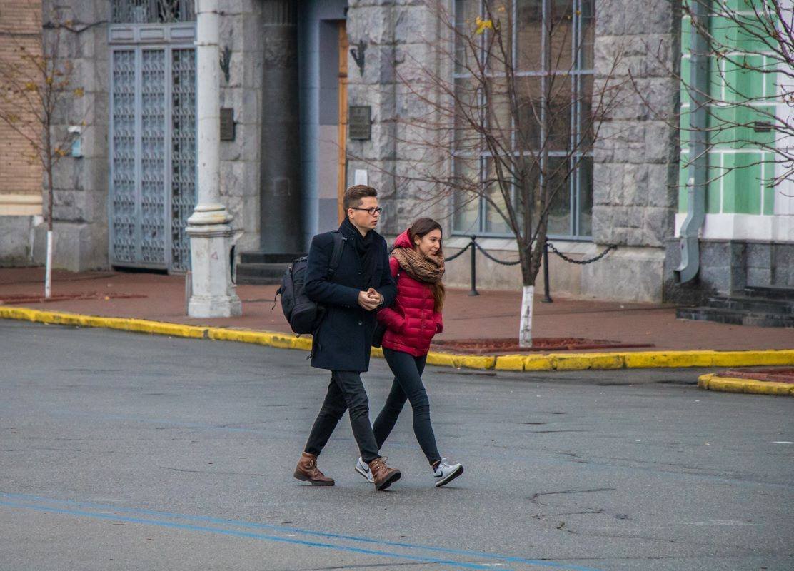 Несмотря на прохладную погоду, всегда приятно прогуляться по улице с близким человеком 