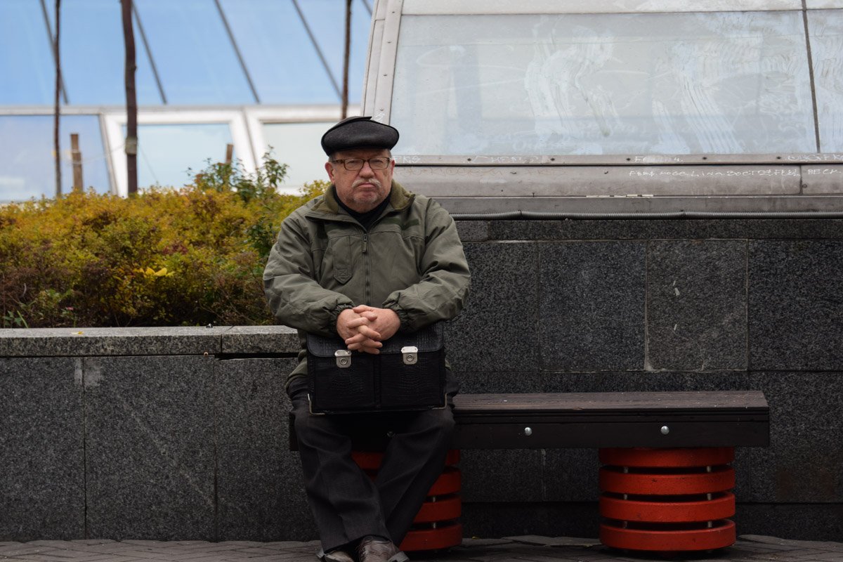 Одинокий "Ждун" на лавочке 