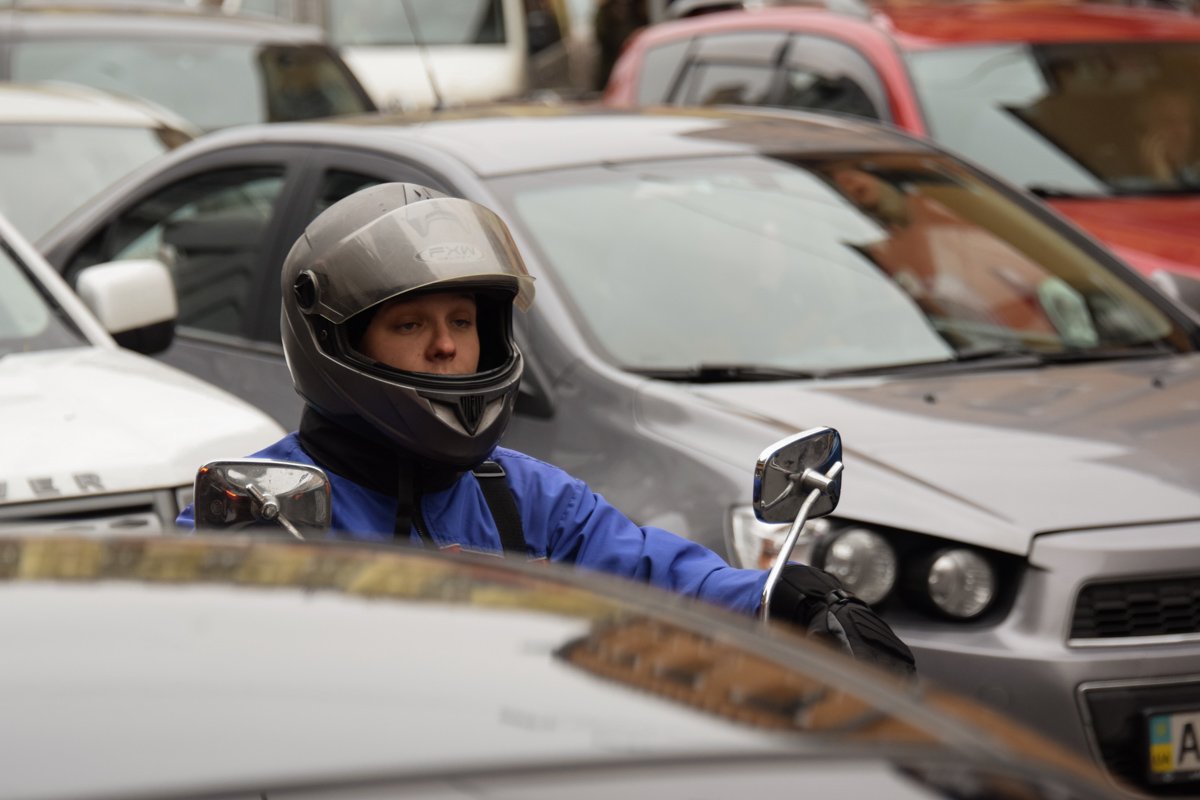 В пробке есть время подумать о "вечном" 