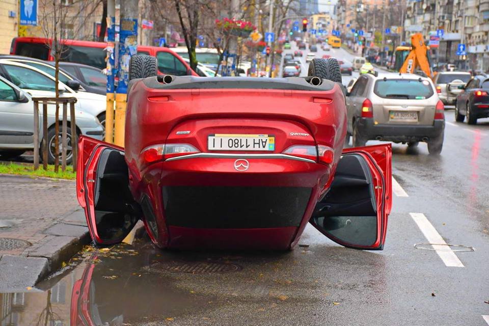 От удара "японца" унесло на припаркованную на бордюре Audi a5 От удара "японца" унесло на припаркованную на бордюре Audi a5