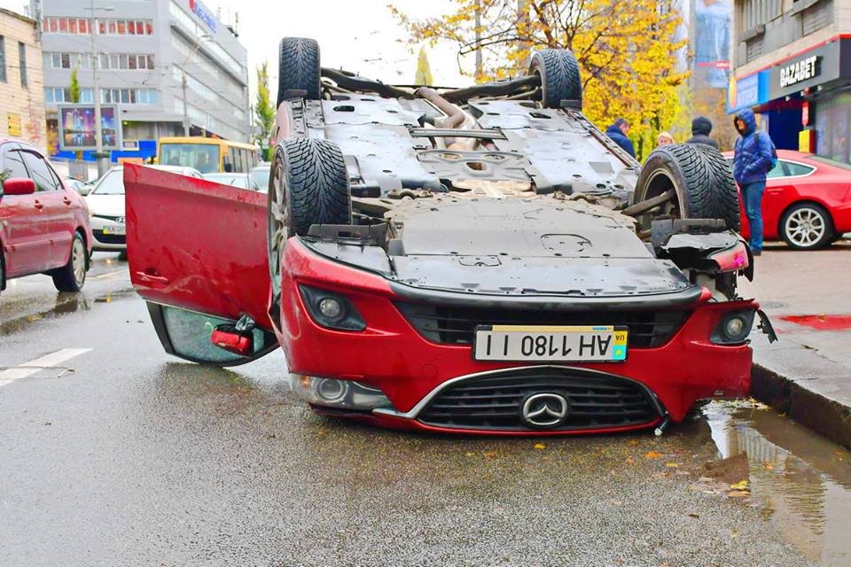 От столкновения c Audi автомобиль Mazda перевернулся От столкновения c Audi автомобиль Mazda перевернулся