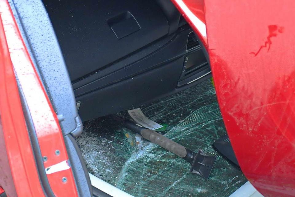 За рулем Mazda была молодая девушка За рулем Mazda была молодая девушка