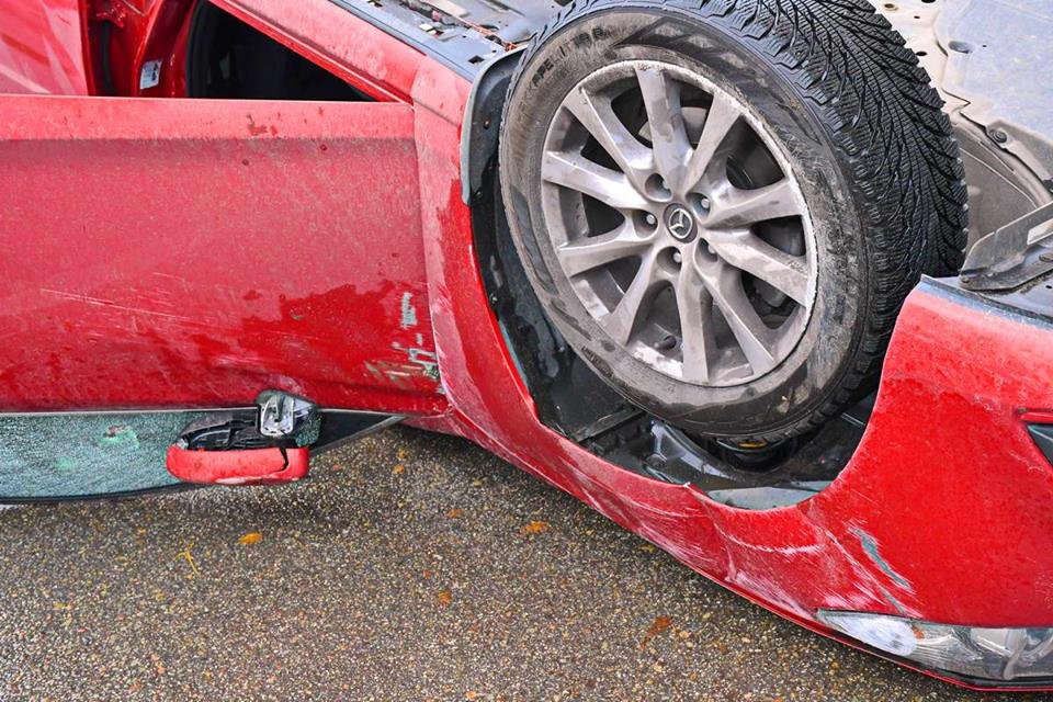 Автомобиль сильно разбит Автомобиль сильно разбит