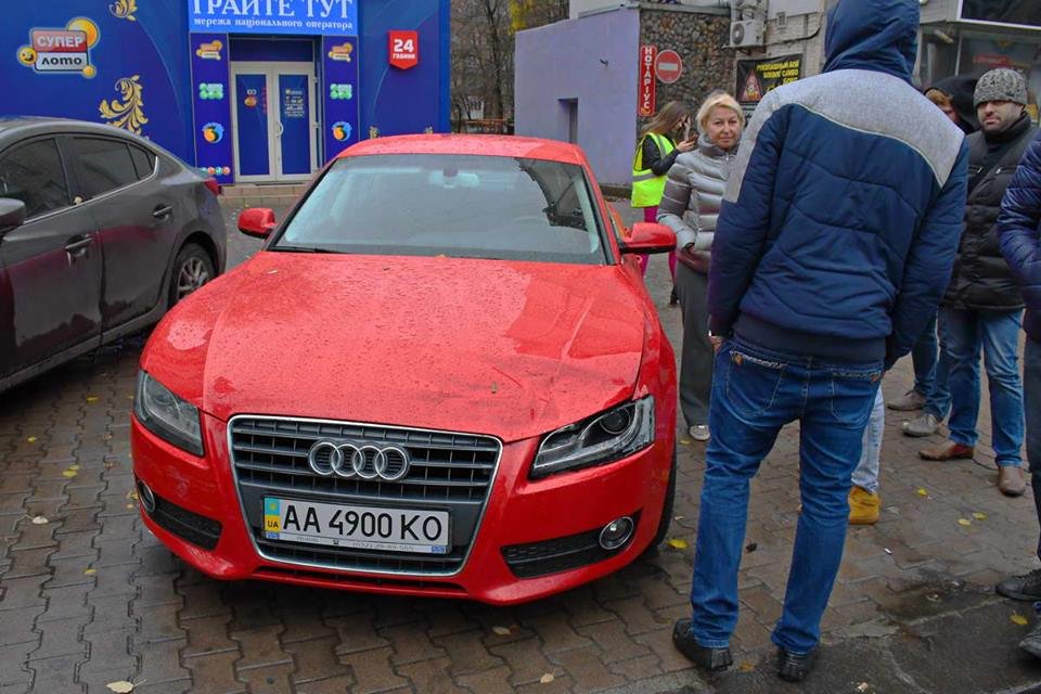 Водителем A5 оказалась женщина. Ее авто пострадало не очень сильно. По иронии судьбы, страховой полис на авто истек четыре дня назад Водителем A5 оказалась женщина. Ее авто пострадало не очень сильно. По иронии судьбы, страховой полис на авто истек четыре дня назад