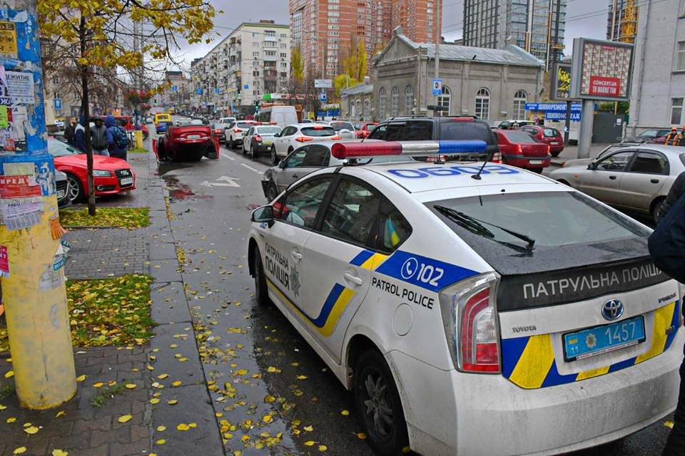 На место происшествия приехала полиция На место происшествия приехала полиция