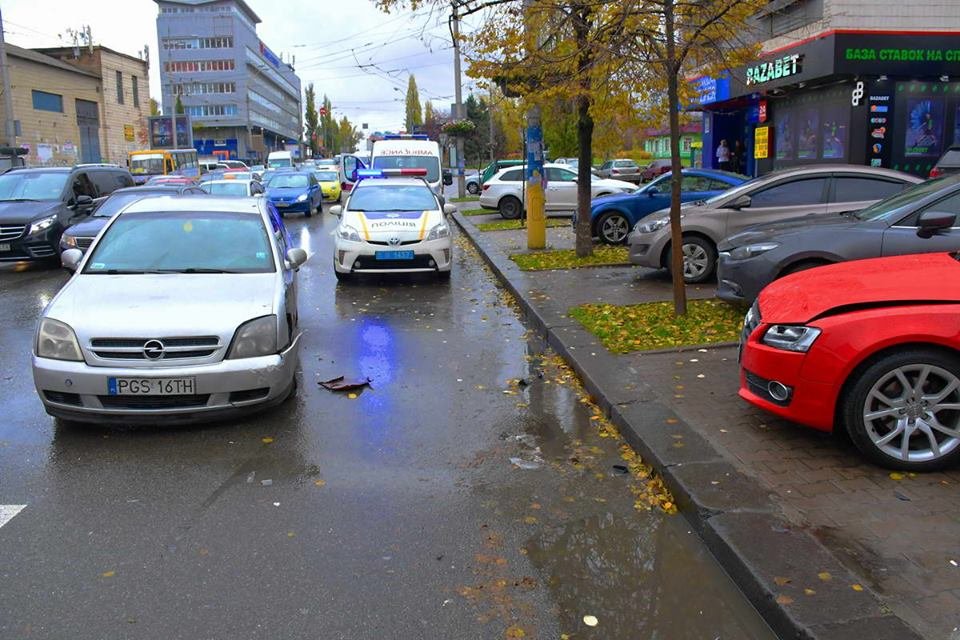 Водителя Mazda забрала скорая, есть подозрения на травму головы Водителя Mazda забрала скорая, есть подозрения на травму головы