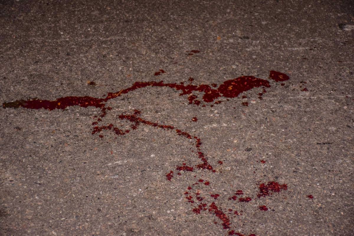 На месте происшествия на асфальте есть следы крови. 