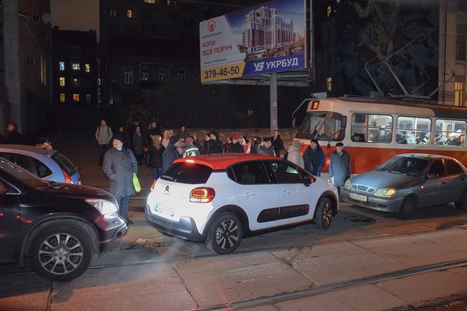 Из-за ДТП движение по улице Дмитриевской остановилось Из-за ДТП движение по улице Дмитриевской остановилось