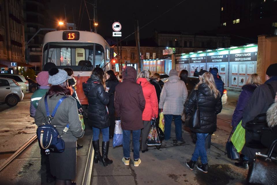 Пассажиры трамвая требовали у водителя Daewoo отъехать или вернуть им деньги за проезд Пассажиры трамвая требовали у водителя Daewoo отъехать или вернуть им деньги за проезд