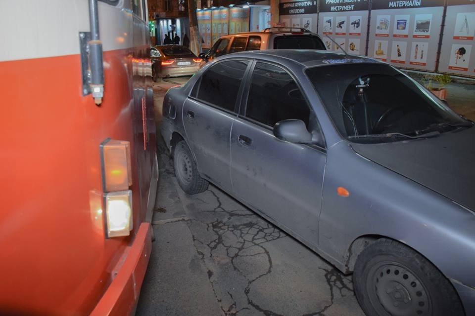 Не смотря на незначительные повреждения, водитель легковушки ждал приезда полиции Не смотря на незначительные повреждения, водитель легковушки ждал приезда полиции