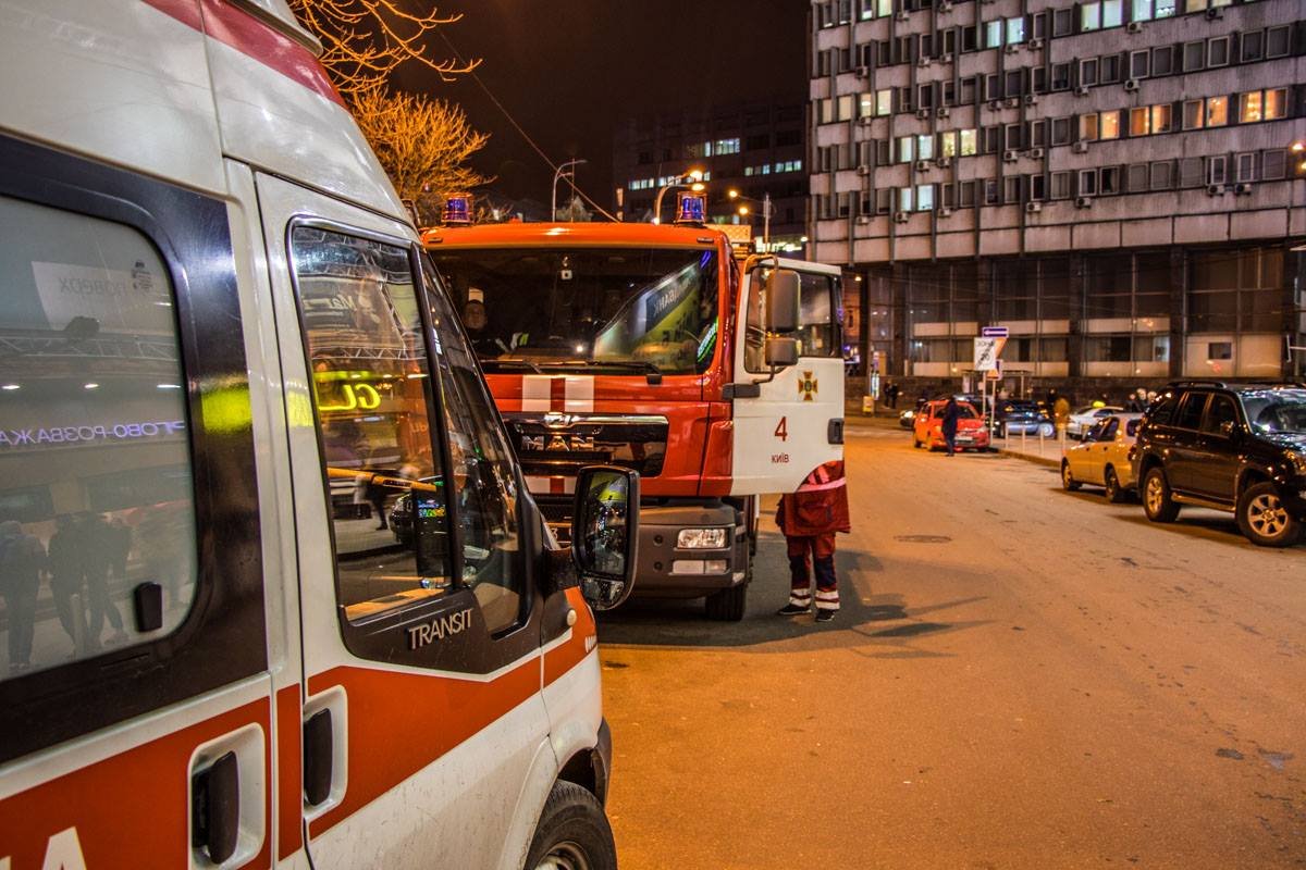 В администрацию торгового центра поступил звонок с информацией, что в здании находится взрывчатка 